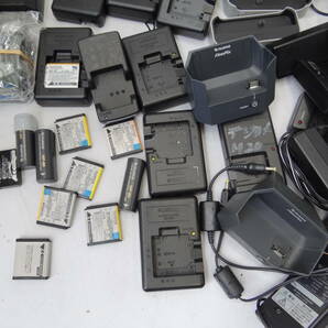 Z14C 大量 箱いっぱい FUJIFILMのビデオやカメラの 充電器 電源アダプター バッテリー クレードル アクセサリー 等 色々 中古 ジャンクの画像4