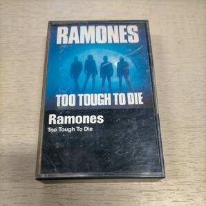 Ramones ラモーンズ Too Tough To Die カセットテープ◎中古/再生未確認/ノークレームで/ケースひび割れ/ケース ジャケスレ少傷み有りの画像1