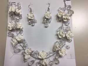 u Eddie ng necklace . flower . solid .. gorgeous white rose necklace + swaying earrings 