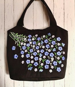 新品☆花刺繍トートバッグ☆ビーズ付☆