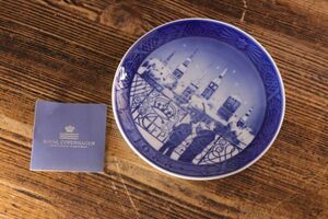 ☆ROYAL COPENHAGEN 1988 イヤープレート 18㎝ 飾り皿 洋食器 コペンハーゲンのクリスマスイブ Mar1403