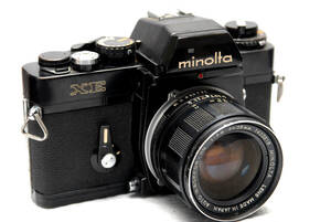 MINOLTA ミノルタ 昔の高級一眼レフカメラ XE（黒）ボディ + 純正35mm単焦点レンズ付 希少品