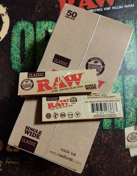 Raw クラシック 無漂白 極薄 ペーパー 50個 1箱 手巻きタバコ 巻紙 classic