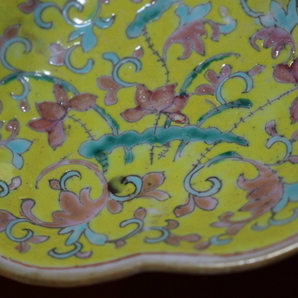 黄地蓮模様皿の画像4
