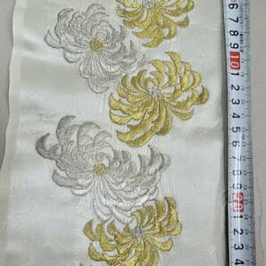 絹織物 古裂 古布 No159 半襟 手刺繍 菊の花 檜扇 鳳凰に松竹梅 花 金糸 銀糸他 アンティーク リメイク パッチワーク   の画像2