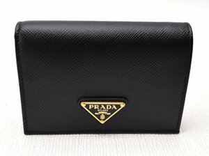 未使用品・現行品 PRADA プラダ 【サフィアーノ・レザー トライアングル プレート コンパクトウォレット 1MV021 ブラック】箱付き