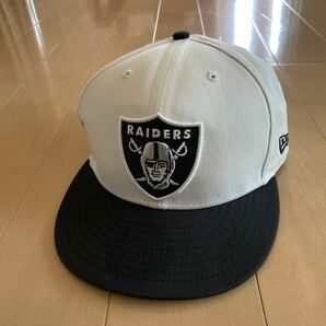 ★良品！NEWERA レイダース スナップバック キャップ モノトーン ニューエラ RAIDERS NFLの画像1