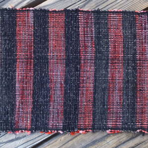 赤と黒の厚手木綿裂き織りの色柄帯古布・長さ296×幅17.5cm・重さ320g・リメイク素材の画像4