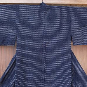 手織り中藍木綿の少し大きめの蚊絣風着物・丈131㌢・重550g・穴継ぎ当て1・リメイク素材の画像7