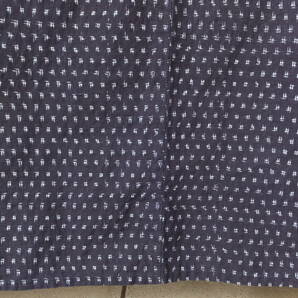 手織り中藍木綿の少し大きめの蚊絣風着物・丈131㌢・重550g・穴継ぎ当て1・リメイク素材の画像9
