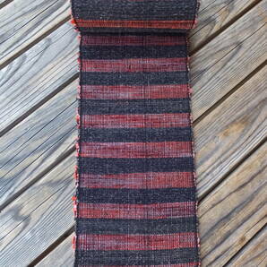 赤と黒の厚手木綿裂き織りの色柄帯古布・長さ296×幅17.5cm・重さ320g・リメイク素材の画像3
