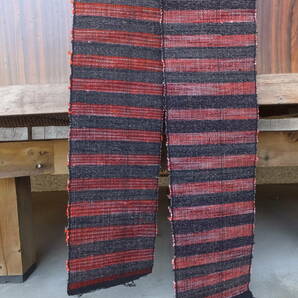 赤と黒の厚手木綿裂き織りの色柄帯古布・長さ296×幅17.5cm・重さ320g・リメイク素材の画像7
