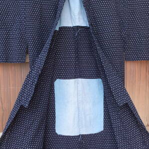 手織り中藍木綿の少し大きめの蚊絣風着物・丈131㌢・重550g・穴継ぎ当て1・リメイク素材の画像4