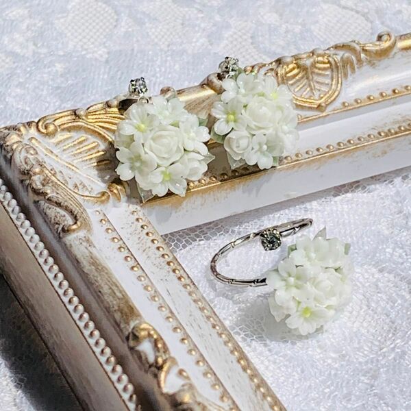 【 限定 】 白い小花と小さな薔薇のピアスとリングセット 樹脂ピアス ハンドメイド