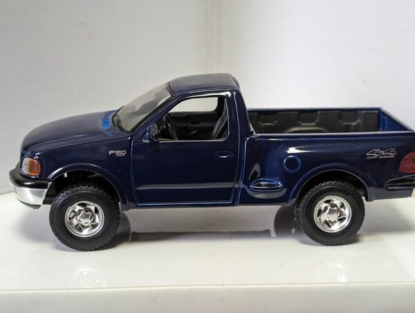 Maisto 1/21 1997 Ford F-150 4X4 Pickup, Blue