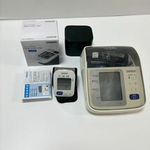 オムロン 血圧計2個セット　HEM-6183手首式血圧計/ HEM-7313 上腕式血圧計　自動血圧計 健康用品 _画像1