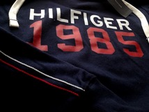 【既決USA】トミーヒルフィガー★TOMMY HILFIGER@完売胸元【HILFIGER 1985】ロゴ入フード付長袖【TH Men's 1985 Pullover Hoodie】 紺 @2XL_画像8