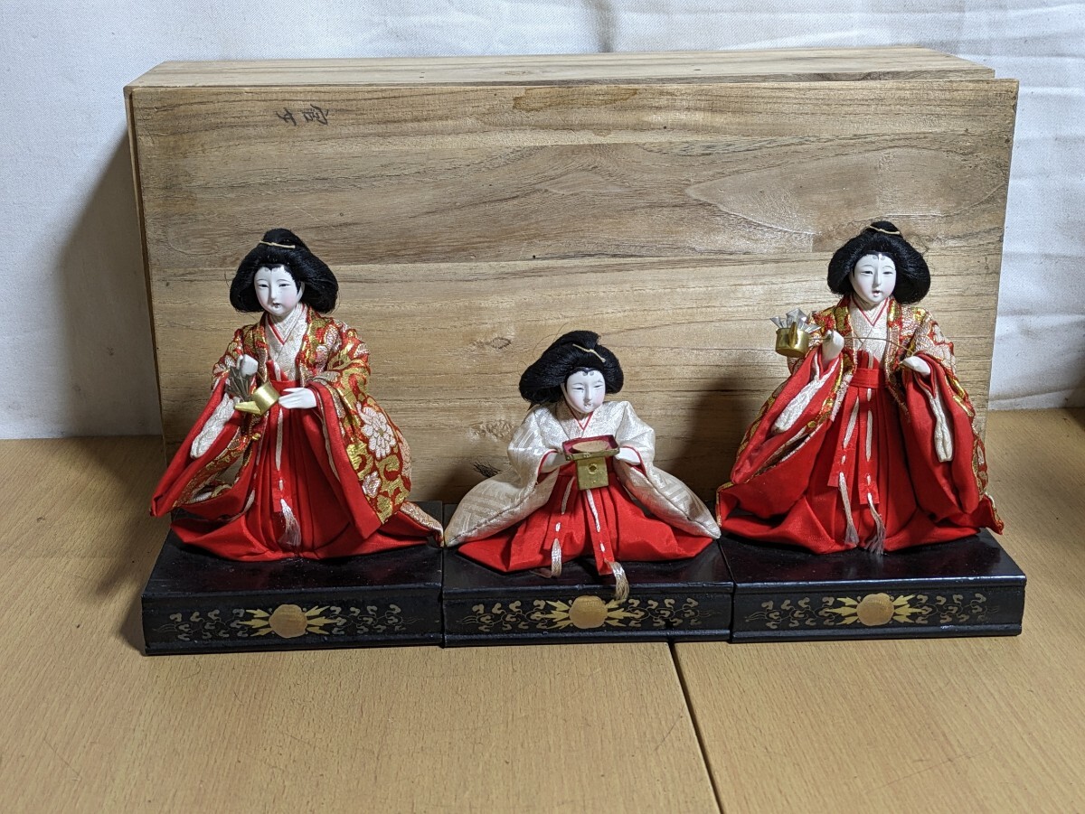 Alte Puppe, Hina-Puppe, Drei Hofdamen, Japanische Kleidung, Mädchen, Frau, Mädchen, Kimono, Figur, Antikes Spielzeug, Jahreszeit, Jährliche Veranstaltungen, Puppenfest, Hina-Puppen