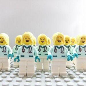 LL25 レゴ ミニフィグ 医師・金髪・ポニーテールB 10個セット 新品未使用 LEGO社純正品の画像1