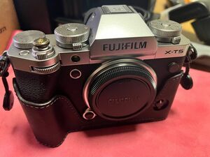 FUJIFILM X-T5 ボディ シルバー 保証書記載あり ショット数35枚 予備バッテリー 充電器 カメラケース フラッシュ