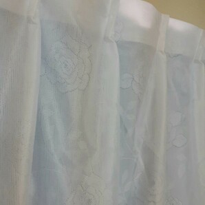 新品 防炎エコミラーレースカーテン １００X１３３cm ２枚組 遮熱 断熱 ホワイト系ローズ柄の画像5