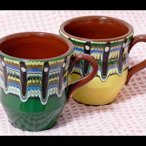 ○ドチョおじさんの手作り かわいい模様で人気！！ブルガリアのトロヤン製 手作りマグカップ色違いペア