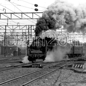 R1065-1【古い 鉄道 白黒 モノクロネガ】35mm 5コマ◇昭和40～50年代 蒸気機関車C57 ※駅 電車 汽車 蒸気機関車の画像1