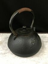 Q607 【南部鉄器 駆馬彫霰文鉄瓶 容量1.1 重さ1693ｇ】/80_画像4