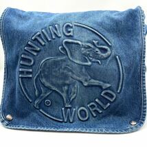 極美品 ハンティングワールド HUNTING WORLD ショルダーバッグ メッセンジャー デニム エンボスロゴ 斜め掛け USA製 A4収納 ブルー メンズ_画像2