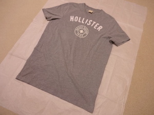 HOLLISTER♪男女OK！ロゴアップリケ＆刺しゅう付 Tシャツ グレー♪ホリスター