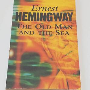 送料無料 Ernest Hemigway The Old Man and the Sea ペーパーバック