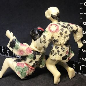 【智】春画 男女まぐわい人形 枕絵 磁器人形？練リ物？夫婦人形 豆人形 彫刻 置物 高さ約8cm 現状品 昭和レトロ の画像5