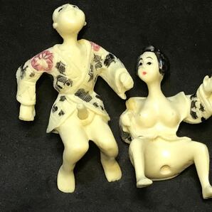 【智】春画 男女まぐわい人形 枕絵 磁器人形？練リ物？夫婦人形 豆人形 彫刻 置物 高さ約8cm 現状品 昭和レトロ の画像6