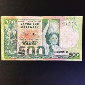 World Paper Money MADAGASCAR 500 Francs = 100 Ariary【1974】の画像1