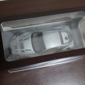【美品希少】Aston Martin DBR9 [Plain Body Version] アストンマーチン 1/18 AUTOart [ル・マン24時間耐久 2005 プレーンボディガンメタ]の画像7