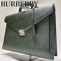 希少美品 高級 Burberry バーバリー　ブリーフケース　ビジネスバッグ ダレスバッグ サフィアーノレザー　A4可 チャーム　カーキ_画像1