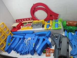 ◆J11-4X0019 / TOMY プラレール　レール 情景 まとめて２００点以上 ★ 直線/複線/分岐/曲線/まがレール/踏切/橋/トンネル/駅舎等