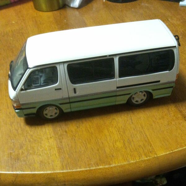 DISM ダイキャストカー ミニカー 1/24 トヨタ HIACE VAN