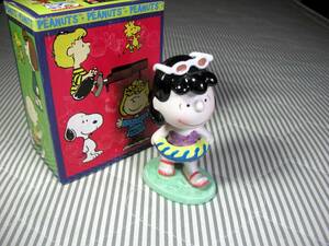 ★☆★ 貴重 かわいい♪ 美品 ピーナッツ50周年記念 ルーシー 海水浴 ポーセリン フィギュアリン Flambro PEANUTS ★☆★