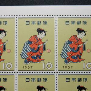 ■ 切手趣味週間 １９５７年「まりつき」 １シート 美品 の画像3