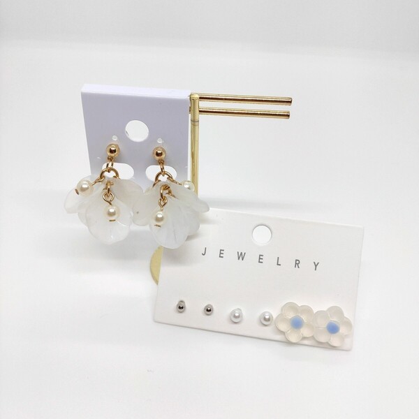 ★新品★ 花 ピアス ドロップピアス ボールピアス スケルトン 白 フラワー 上品 かわいい 耳飾り ゆらゆらピアス アクセサリー