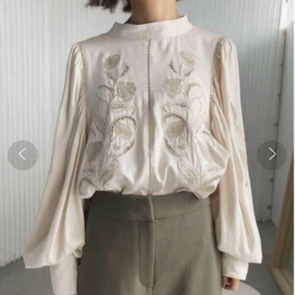 LADY EMBROIDERY PUFF BLOUSE