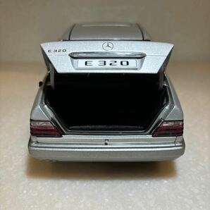 1/18「メルセデス・ベンツ E320」W124後期1995モデルミニカー シルバー AUTOart MILLENIUMの画像9