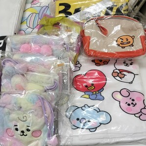 【A-146】BTS/BT21 グッズまとめ売りセット ベッドシーツ ポーチ ステッカー アクキー iPhoneケース ファー巾着 大量の画像7