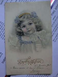 アンティーク　古いポストカード・絵葉書 　* レースのドレスとブルーのリボンの少女 * ブランデージ 1906年と記載 