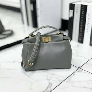 31209 美品　FENDI　フェンディ　ミニピーカブー　グレー