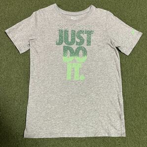 送料無料 NIKE ナイキ JUST DO IT Tシャツ ジュニア Lサイズ グレー 半袖Tシャツ の画像1