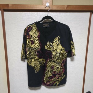 オラオラ系　金の昇龍　黒色　半袖　プリント立体Tシャツ　アピール抜群です。　サイズ　２XL