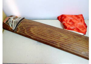 * 404016 * koto <3> [ junk ] total length approximately 183cm traditional Japanese musical instrument . koto tradition musical instruments stringed instruments peace . interior tradition musical instruments 