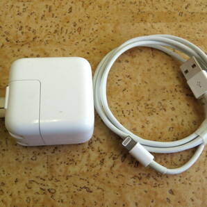 Apple 純正USB電源アダプター A1357 10W と ライトニングケーブル ★ 中古 ★ ACアダプタ USBアダプタ iPadの画像1